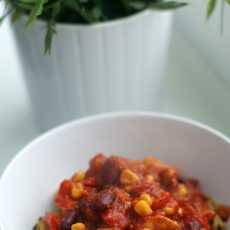 Przepis na Kurczak z fasolą, kukurydzą i papryką w sosie pomidorowym