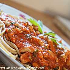 Przepis na Spaghetti pełnoziarniste z mięsem wołowym i sosem pomidorowym