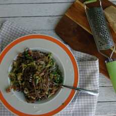 Przepis na NA ZIELONO! MAKARON (SOBA) Z POREM, GROSZKIEM, BOCZKIEM I PARMEZANEM