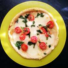 Przepis na Omlet z mozzarellą, pomidorami i świeżą bazylią