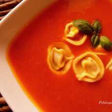 Przepis na Zupa krem z dyni i pomidorów z pierożkami ravioli
