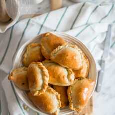 Przepis na PIECZONE PIEROGI Z ZIEMNIAKAMI, DYNIĄ, JARMUŻEM I PARMEZANEM.