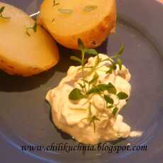 Przepis na Ziemniak pieczony w folii z dipem jogurtowo-ziołowym