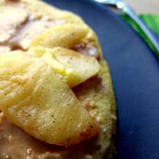 Przepis na Omlet z karmelizowanymi jabłkami i masłem migdałowym