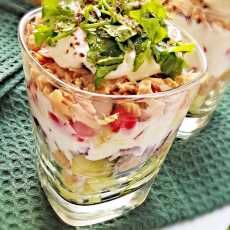 Przepis na Wartstwowa salatka z tuńczykiem, jogurtem kozim i ostropestem plamistym