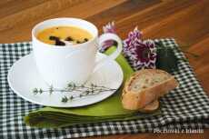 Przepis na Zupa z pieczonej dyni z kozim serem i chorizo