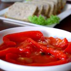 Przepis na Papryka z cebulą w sosie pomidorowym