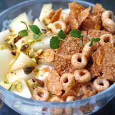 Przepis na Jogurt naturalny z melonem, pistacjami i chrupiącymi płatkami owsianymi