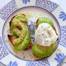 Przepis na Całkiem pozytywne jesienne śniadanie czyli grzanka z pieczonym awokado, tahini i jajkiem w koszulce