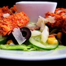 Przepis na Sałata z warzywami i paluszkami z kurczaka w kremowym sosie
