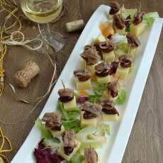 Przepis na Koreczki serowe z oliwkami i sardelami