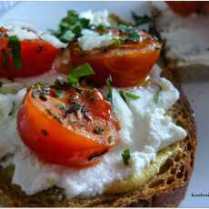 Przepis na Śniadaniowo: ricotta, pieczone pomidorki, zioła