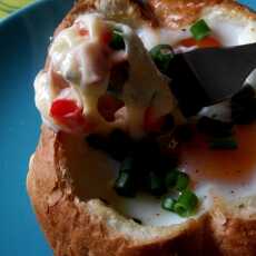 Przepis na Jajko zapiekane w bułce z serem, papryką i szczypiorkiem.