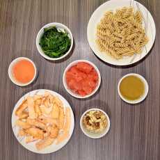 Przepis na Razowy makaron z łososiem, szpinakiem, grejpfrutem i orzechami w sosie musztardowo-miodowym