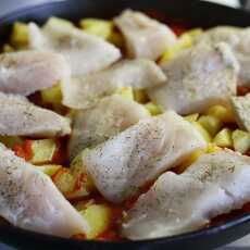 Przepis na Ryba, cieciorka i ziemniaki w sosie pomidorowym
