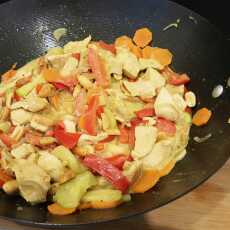 Przepis na Zielone curry z kurczakiem, warzywami i orzeszkami.