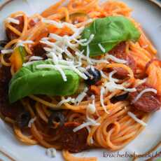 Przepis na Spaghetti z sosem pomidorowym, chorizo, oliwką, cukinią i suszonym pomidorem 