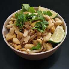 Przepis na Pad thai wegetariański - tajski smażony makaron ryżowy z tofu i kiełkami