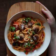 Przepis na Ogniste spaghetti z idealnymi wegańskimi klopsikami