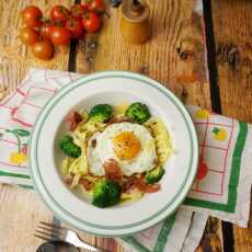 Przepis na Tagliatelle z brokułami, szynką Prosciutto, jajkiem sadzonym i serem długodojrzewającym 