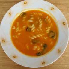Przepis na Kremowa zupa marchewkowa z podsmażanymi na maśle pieczarkami