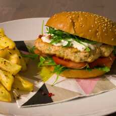 Przepis na Domowy fast food: burgery łososiowe z frytkami z pieca 