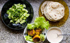 Przepis na Falafel z ciecierzycy i marchewki z sosem jogurtowym i sałatką z ogórka