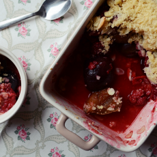 Przepis na Crumble ze śliwkami i malinami