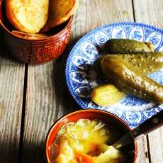 Przepis na Zupa ogórkowa z ziemniakami na żeberkach - pyszny domowy smak - przepis tradycyjny