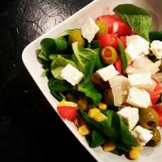 Przepis na Sałatka z pomidorem, kukurydzą, serem feta i oliwkami