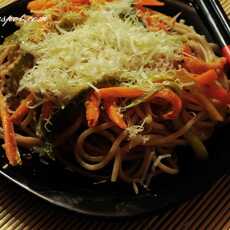 Przepis na Warzywa z woka z makaronem i parmezanem / Vegetables from the wok with pasta and parmesan cheese