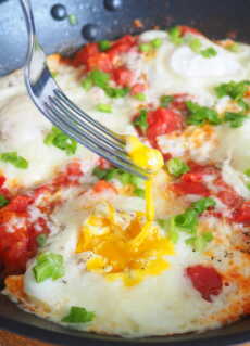 Przepis na Jajka sadzone z pomidorami i serem mozarella