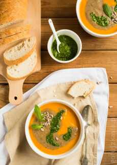 Przepis na Zupa grzybowo­-dyniowa z dodatkiem pesto z rukoli