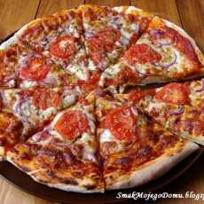 Przepis na Pizza z sosem pomidorowym, pomidorami i mozzarellą