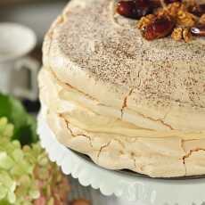Przepis na TORT BEZOWY DACQUOISE Z DAKTYLAMI I ORZECHAMI