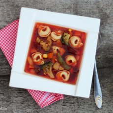 Przepis na Włoska zupa jarzynowa - Minestrone, z makaronem Tortellini.