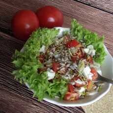 Przepis na Poniedziałkowy 'fit' - Pomidorowa sałatka z jajkiem, słonecznikiem i kiełkami brokuła 
