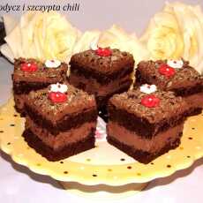 Przepis na Kakaowe ciasto z nutką piernikową , kremem czekoladowym i wiśniami .