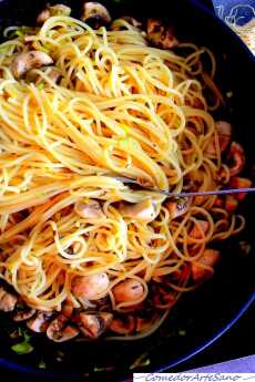 Przepis na Espaguetis con champiñones y puerros / Spaghetti z pieczarkami i porem