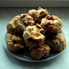 Przepis na Słone muffiny z kiełbasą i suszonymi pomidorami. 