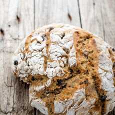 Przepis na Chleb żytni na drożdżach z orzechami włoskimi i rodzynkami (Pan co'Santi)