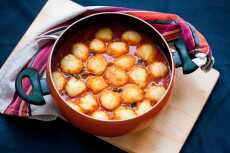 Przepis na Pomidorowa zupa z jarmużem i kiełbasą z kluseczkami
