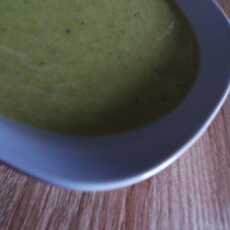 Przepis na Mocno kremowa zupa z zielonego groszku i pora.