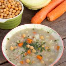 Przepis na Pożywna zupa z kaszą, ciecierzycą i kapustą (nietypowy krupnik)