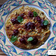 Przepis na Cynamonowo-wiśniowy omlet (bezglutenowy) z karmelizowanym na miodzie bananem