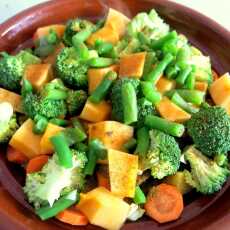 Przepis na Tagine z kurczakiem, fasolką szparagową, brokułami i dynią