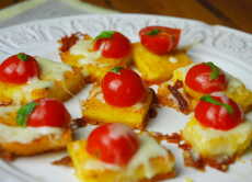 Przepis na Koreczki z aromatycznej, pieczonej polenty z pomidorkami