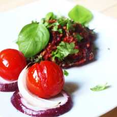 Przepis na Kotlet z buraka z pieczonym pomidorem i cebulą