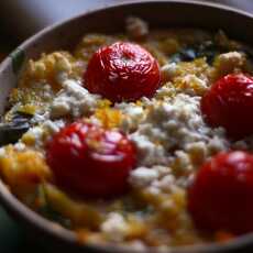 Przepis na Zapiekana polenta z bazylią, szpinakiem, pomidorkami i fetą. Anna Jones