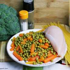Przepis na Makaron z groszkiem i marchewką, gotowany brokuł i kawałki piersi z kurczaka 